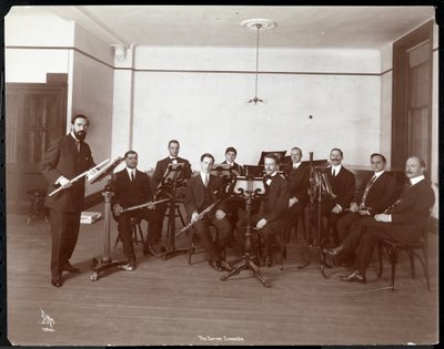 Hombres de la Orquesta Barrere Ensemble con instrumentos de viento, 1910 de Byron Company